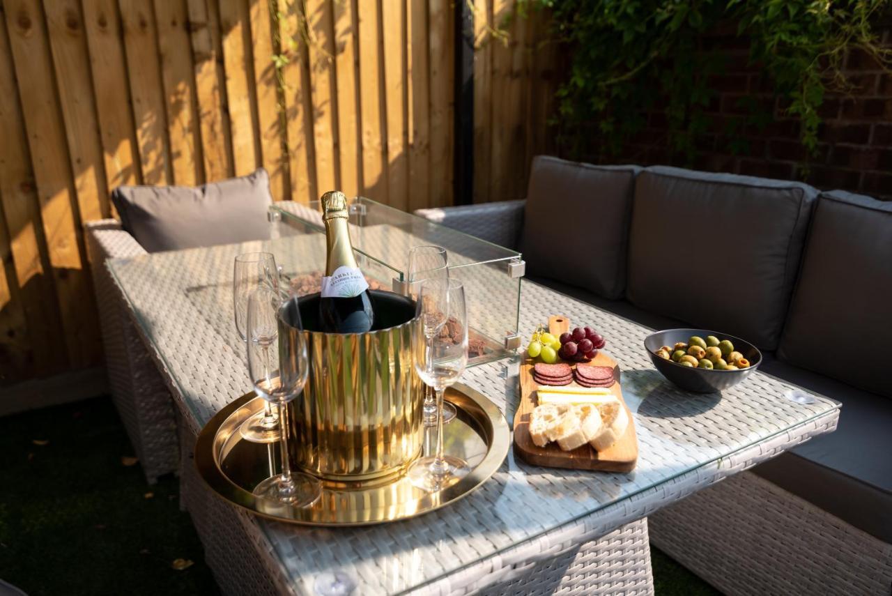 Exquisite Cardiff Apartments- With Garden Lounge & Games Room 외부 사진