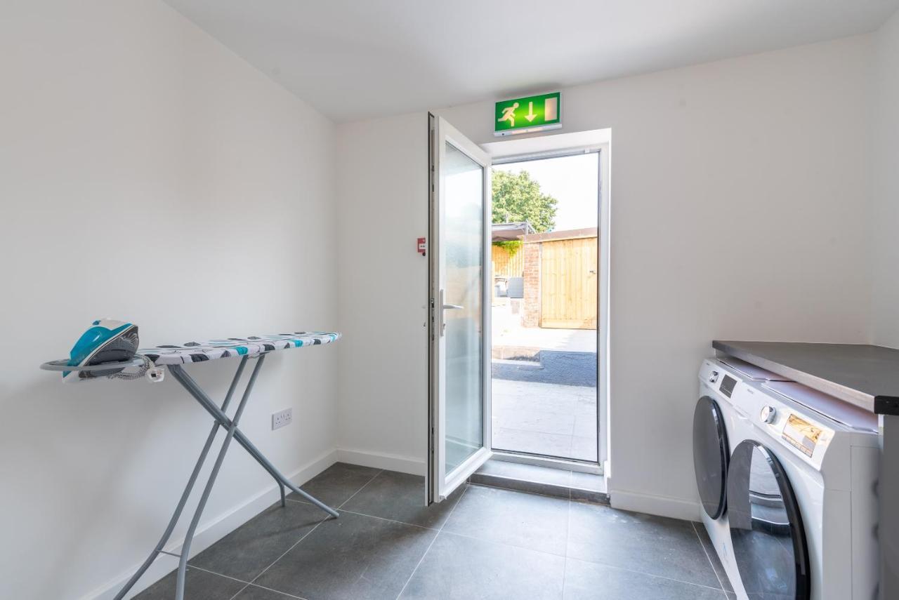 Exquisite Cardiff Apartments- With Garden Lounge & Games Room 외부 사진