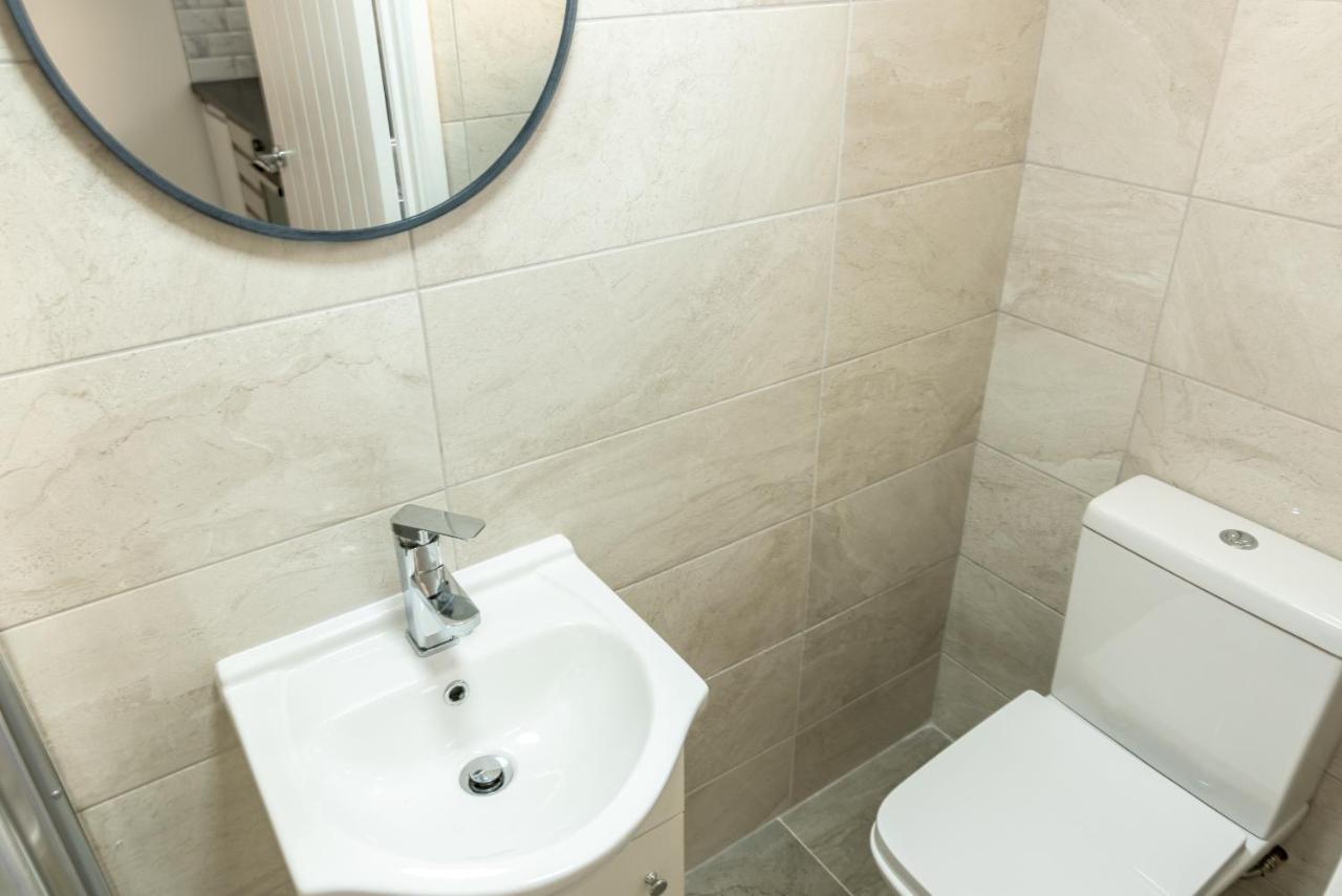 Exquisite Cardiff Apartments- With Garden Lounge & Games Room 외부 사진