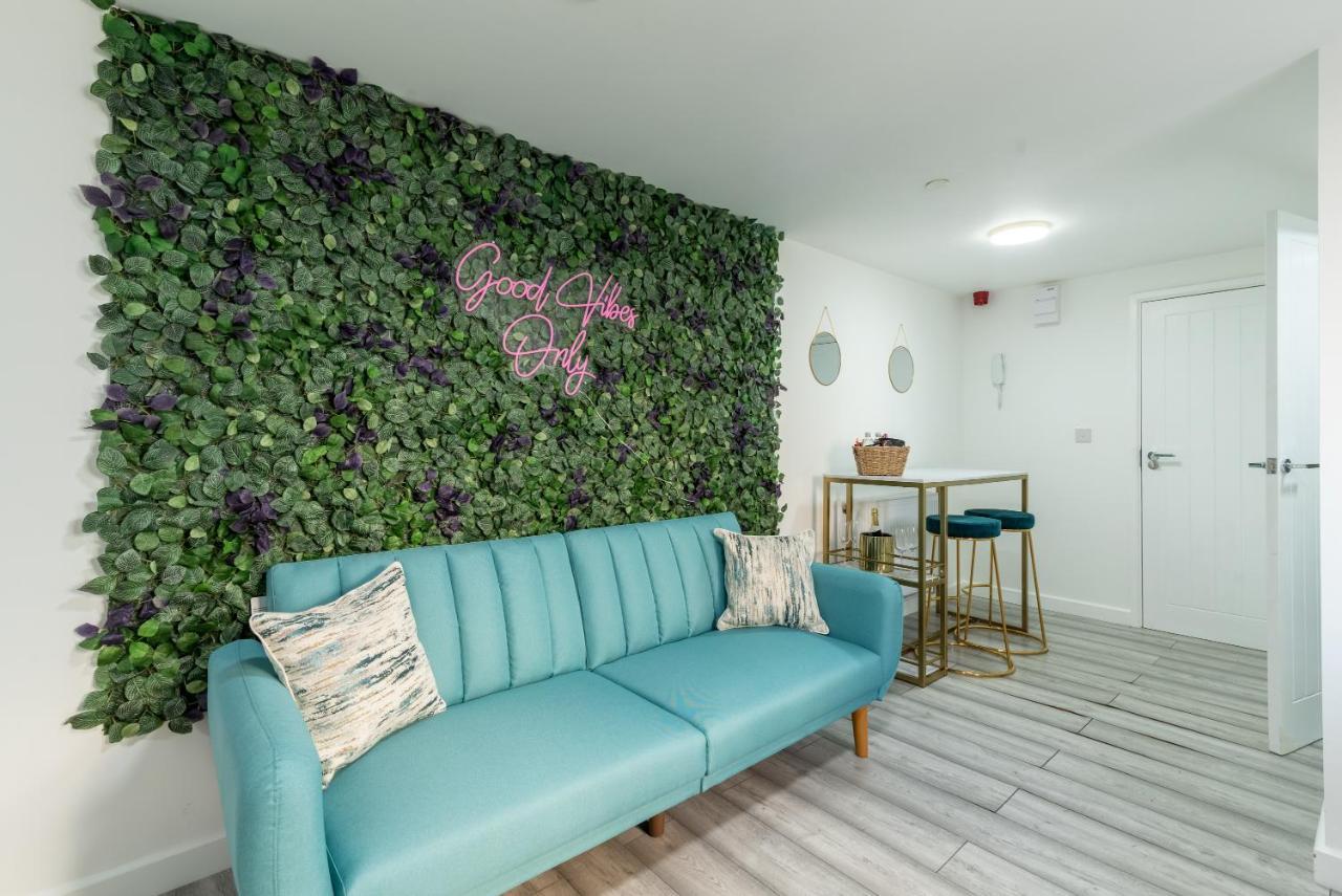 Exquisite Cardiff Apartments- With Garden Lounge & Games Room 외부 사진
