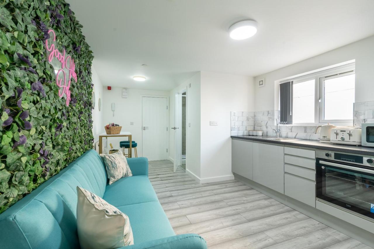 Exquisite Cardiff Apartments- With Garden Lounge & Games Room 외부 사진