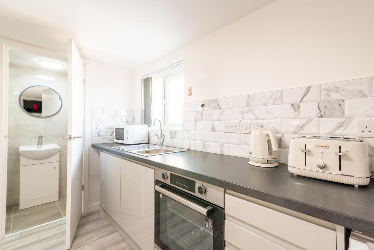 Exquisite Cardiff Apartments- With Garden Lounge & Games Room 외부 사진